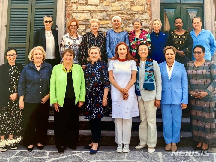 [서울=뉴시스]박영선(앞줄 왼쪽부터 여섯 번째) 전 중소벤처기업부 장관이 8일(현지시간) 이탈리아에서 열린 세계 여성정치 지도자 정상회담에 참석했다. (사진 = 박 전 장관 측 제공) 2023.06.10.photo@newsis.com