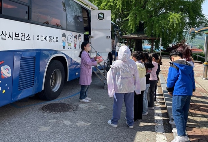 [익산=뉴시스] 강명수 기자 =전북 익산시는 건강한 구강관리를 위한 현장교육을 강화하고 있다고 10일 밝혔다. (사진 =익산시 제공) 2023.06.10. photo@newsis.com *재판매 및 DB 금지