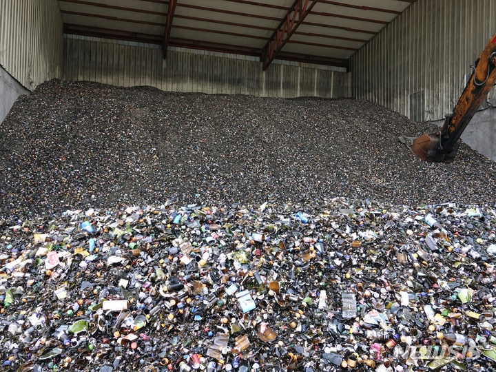 [제주=뉴시스] 오영재 기자 = 7일 오전 제주 유일한 폐유리 처리 업체인 '한라공병' 내 작업장에 폐유리가 쌓여있다. 2023.06.10. oyj4343@newsis.com