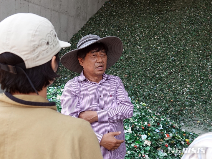 [제주=뉴시스] 오영재 기자 = '한라공병' 양광호 대표가 7일 오전 제주시 오라동 소재 작업장에서 제주사회적경제네트워크 기후위기대응위원회 관계자에게 설명하고 있다. 한라공병은 제주도 내 유일한 폐유리 처리 업체다. 2023.06.10. oyj4343@newsis.com 