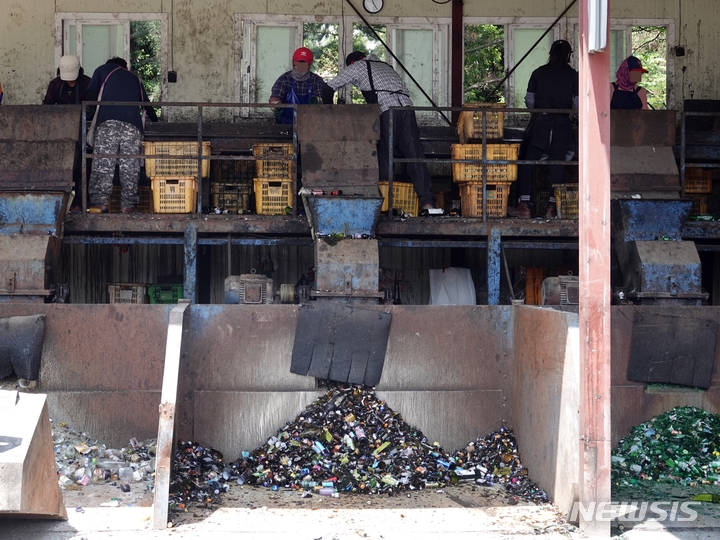 [제주=뉴시스] 오영재 기자 = 7일 오전 제주 유일 폐유리 처리 업체인 '한라공병'에서 작업자들이 폐유리를 선별하고 있다. 2023.06.10. oyj4343@newsis.com 