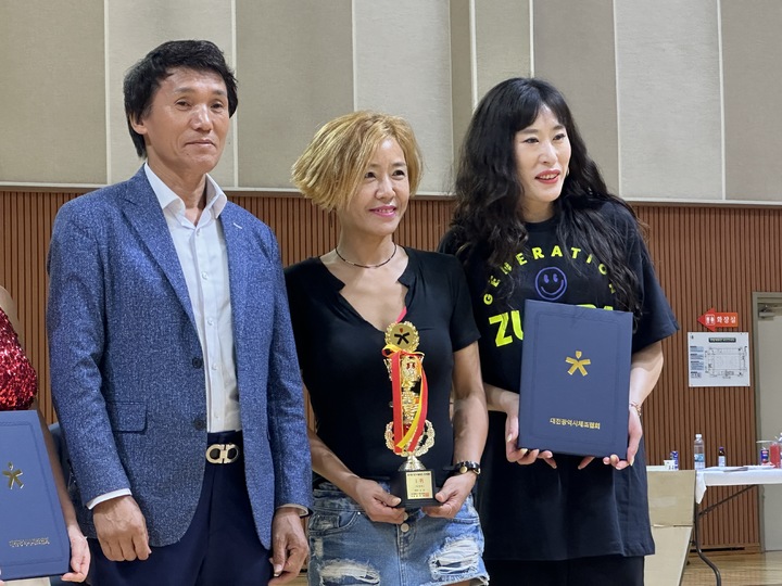 [뉴시스=대전]대전 중구 한밭체육관에서 열린 '제10회 대전생활체조경연대회'에서 일반부에서 1위를 차지한 '엘러퀸스'팀 대표들이 트로피와 상장을 들고 기념촬영을 하고 있다.2023.06.10.photo@newsis.com *재판매 및 DB 금지