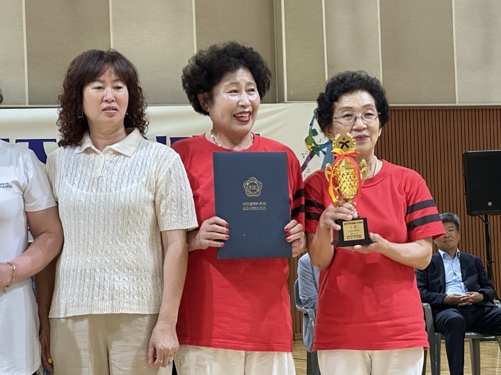 [뉴시스=대전]대전 중구 한밭체육관에서 열린 '제10회 대전생활체조경연대회'에서 노년부 건강체조 부문에서 1위를 차지한 '판암2동주민센터'팀 대표들이 트로피와 상장을 들고 기념촬영을 하고 있다.2023.06.10.photo@newsis.com *재판매 및 DB 금지