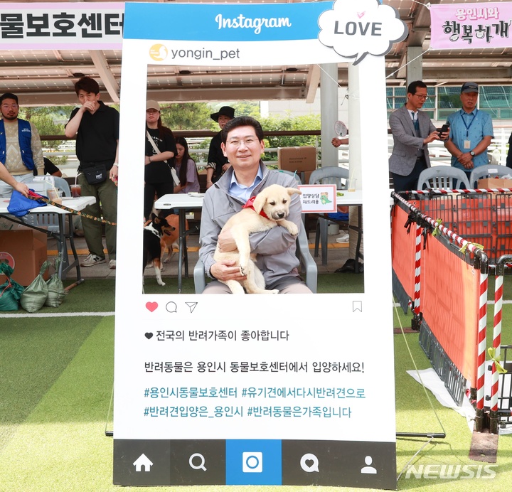  유기동물 입양 캠페인에 동참하는 이상일 시장. (사진제공=용인시청)