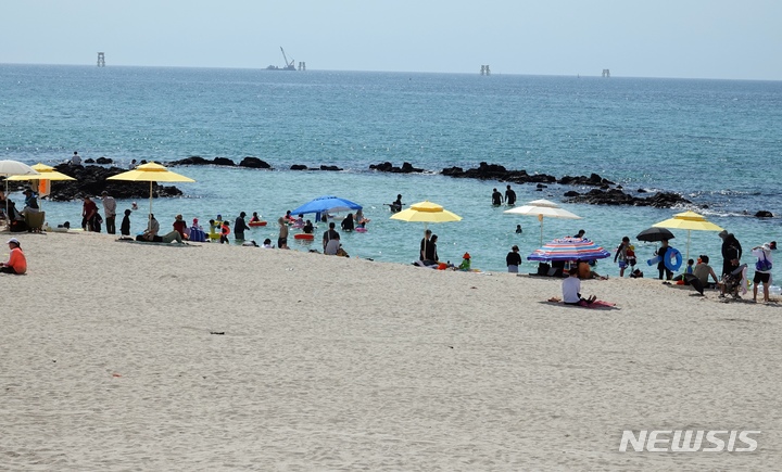 [제주=뉴시스] 오영재 기자 = 낮 기온 28도를 넘어선 10일 오후 제주 한림읍 곽지해수욕장에 피서객들의 발길이 이어지고 있다. 2023.06.10. oyj4343@newsis.com