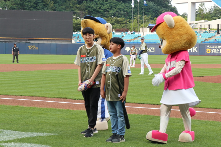 [대구=뉴시스] 대구지방보훈청은 호국보훈의 달을 맞아 히어로즈 패밀리를 삼성라이온즈파크로 초대해 시구·시타 행사를 진행했다. (사진=대구지방보훈청 제공) 2023.06.10. photo@newsis.com *재판매 및 DB 금지