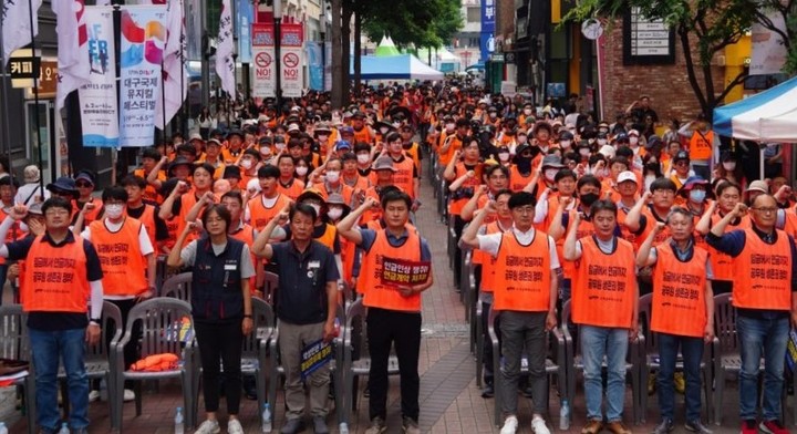 [대구=뉴시스] 대구 공무원노조가 10일 오후 중구 동성로 한일극장 앞에서 정부의 반공무원, 반노동정책에 맞서 투쟁할 것을 결의하는 총궐기 대회를 하고 있다. (사진 = 전국공무원노동조합 대구지역본부 제공) 2023.06.10. photo@newsis.com&nbsp;&nbsp; *재판매 및 DB 금지
