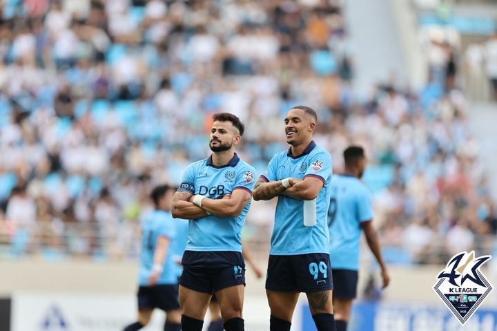 [서울=뉴시스]바셀루스와 세징야. 2023.06.10. (사진=한국프로축구연맹 제공) *재판매 및 DB 금지