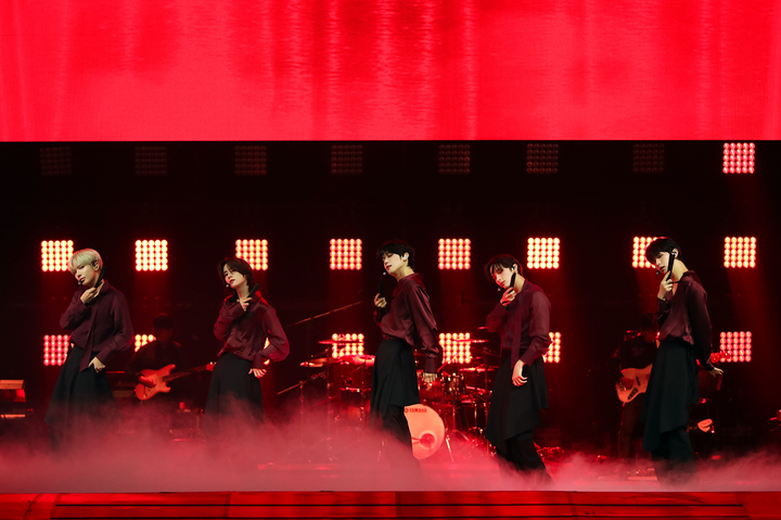 [서울=뉴시스] 위버스콘 페스티벌 엄정화 트리뷰트 무대 중 투모로우바이투게더 '초대'. 2023.06.10. (사진 = 하이브 제공) photo@newsis.com *재판매 및 DB 금지