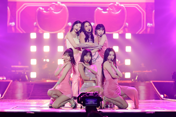 [서울=뉴시스] 위버스콘 페스티벌 트리뷰트 무대 중 엄정화와 르세라핌 '엔딩 크레디트'. 2023.06.10. (사진 = 하이브 제공) photo@newsis.com *재판매 및 DB 금지