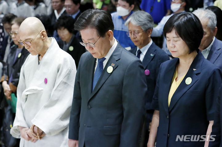 [서울=뉴시스] 최동준 기자 = 10일 서울 명동대성당 꼬스트홀에서 민주화운동기념사업회 주관으로 열린 제36주년 6.10민주항쟁 기념식에서 지선(왼쪽부터) 민주화운동기념사업회 이사장, 이재명 더불어민주당 대표, 이정미 정의당 대표가 묵념을 하고 있다. 2023.06.10. photocdj@newsis.com