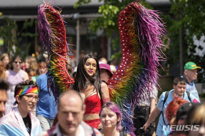 [AP/뉴시스] 지난해 6월 10일 열린 독일 뒤셀도르프의 프라이드 먼스 행사.  미 국무부가 17일(현지시각) 성소수자 인권의 달을 맞아 해외 체류 미국인에 대한 테러 위협이 증가했다는 경고를 내놨다. 2024.5.18.