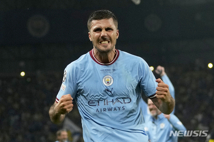[이스탄불=AP/뉴시스] 맨체스터 시티의 로드리가 11일(한국시간) 튀르키예 이스탄불의 아르튀르크 올림픽 스타디움에서 열린 인터 밀란과 2022~2023 UEFA 챔피언스리그 결승전에서 후반 23분 선제 결승골을 넣은 뒤 기뻐하고 있다. 2023.06.11.