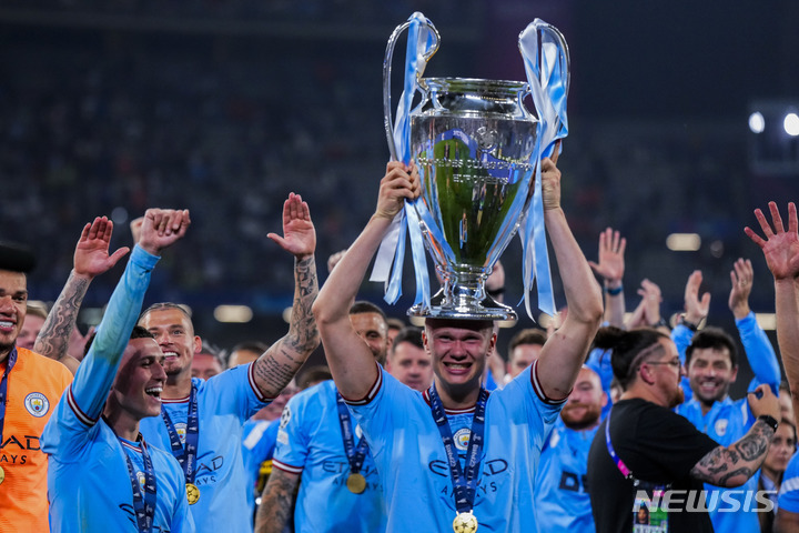 [이스탄불=AP/뉴시스] 맨체스터 시티의 엘링 홀란이 11일(한국시간) 튀르키예 이스탄불의 아타튀르크 올림픽 스타디움에서 열린 2022~2023 UEFA 챔피언스리그 결승전에서 1-0으로 이기고 우승을 차지한 뒤 트로피를 들어보이고 있다. 2023.06.11.