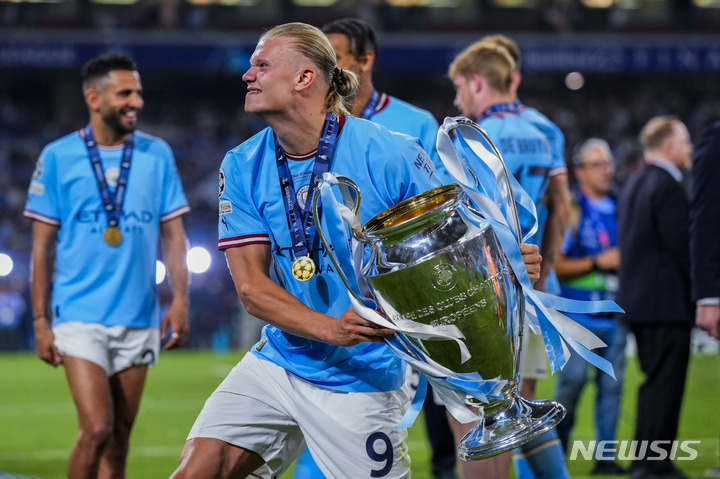 [이스탄불=AP/뉴시스] 맨체스터 시티의 엘링 홀란이 11일(한국시간) 튀르키예 이스탄불의 아타튀르크 올림픽 스타디움에서 열린 2022~2023 UEFA 챔피언스리그 결승전에서 1-0으로 이기고 우승을 차지한 뒤 팬들을 향해 트로피를 들어보이는 세리머니를 하고 있다. 2023.06.11.