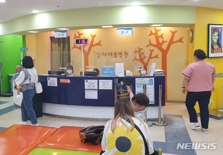 [김해=뉴시스] 홍정명 기자=소아환자 야간·휴일 진료기관인 '달빛어린이병원'으로 지정된 김해시 소재 김해아동병원.(사진=경남도 제공) 2023.06.11. photo@newsis.com