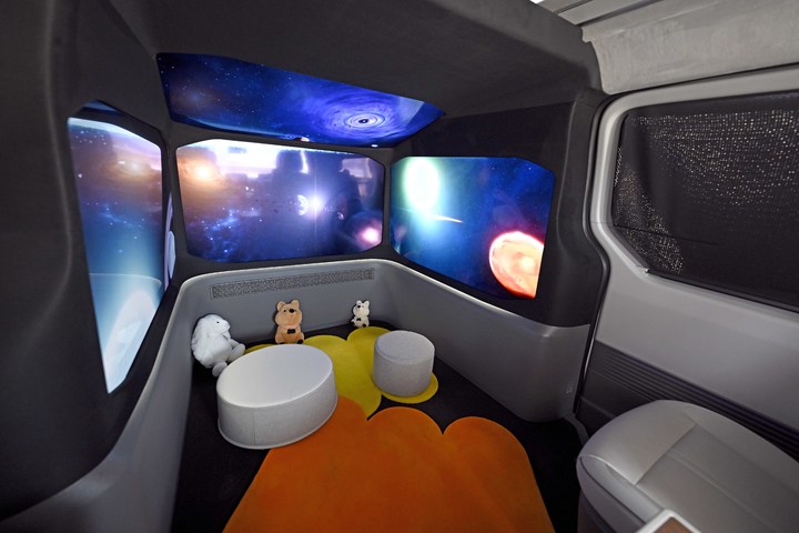 [서울=뉴시스]현대자동차그룹 기술 캠페인 영상에 등장하는 현대자동차 스타리아 ‘아이케어카 (iCarecar)’ 차량 실내 모습.(사진=현대차) 2023.6.11 photo@newsis.com *재판매 및 DB 금지