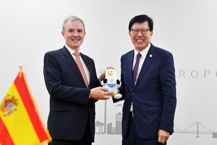 [부산=뉴시스] 부산시는 박형준 부산시장이 지난 9일 기예르모 끼르빠뜨릭(Guillermo Kirkpatrick) 주한스페인대사를 만나 부산시와 스페인 간 교류·협력 방안을 논의했다고 11일 밝혔다. (사진=부산시 제공) *재판매 및 DB 금지