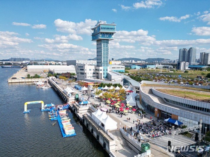 [인천=뉴시스] 17일 '정서진 아라뱃길 카약축제'가 열리는 인천 서구 경인아라뱃길 여객터미널 전경. (사진=서구 제공)