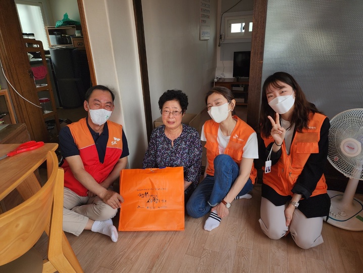 [서울=뉴시스] 지난달 26일 ‘행복나눔 사랑잇기’ 대면 봉사활동에 참여한 SK어스온 명성 사장(왼쪽 첫 번째)과 구성원들이 홀몸 어르신 가정을 방문해 기념사진을 촬영하고 있다.(사진=SK이노베이션) 2023.6.11 photo@newsis.com *재판매 및 DB 금지