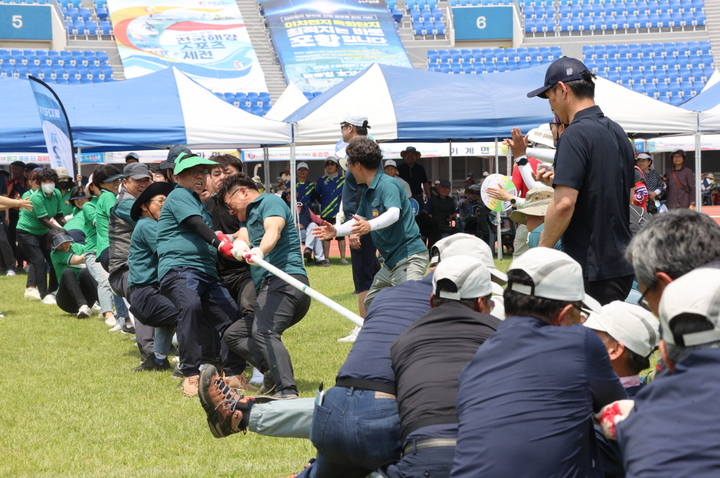 [포항=뉴시스] 강진구 기자 = 경북 포항시는 지난 10일 포항종합운동장에서 ‘2023 포항시민의 날’과 ‘제14회 포항시민 체육대회’를 기념식을 개최했다.사진은 줄다리기 전경.(사진=포항시 제공) 2023.06.11.photo@newsis.com *재판매 및 DB 금지