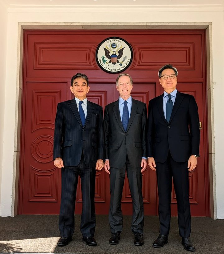 [서울=뉴시스] 정재호 주중 한국대사(오른쪽)가 지난 2일 주중 미국 대사관에서 니컬러스 번스 주중 미국대사(가운데), 다루미 히데오 주중 일본대사와 만나 기념촬영을 하고 있다. (사진출처: 니컬러스 번스 미국대사 트위터 캡처) 2023.06.11&nbsp; *재판매 및 DB 금지