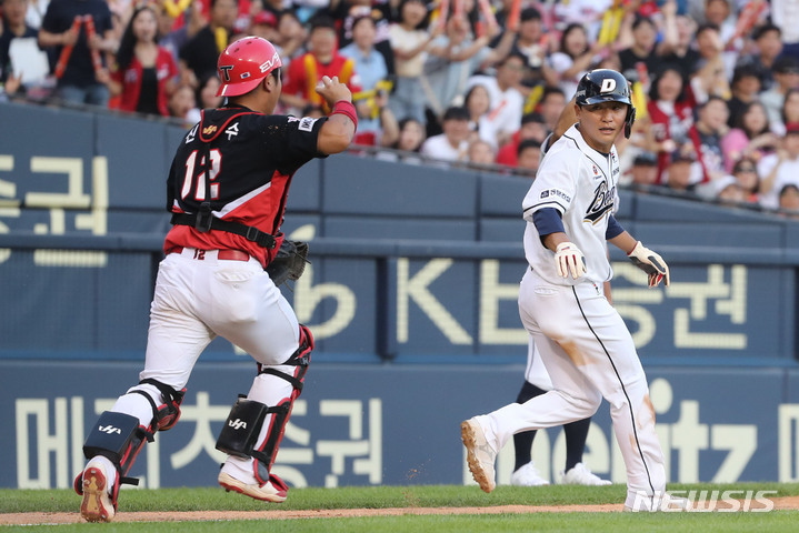 [서울=뉴시스] 권창회 기자 = 11일 서울 송파구 잠실야구장에서 열린 2023 프로야구 KIA 타이거스와 두산 베어스의 경기, 6회 말 1사 주자 3루서 두산 박계범이 김재호의 투수앞 땅볼때 오버런하다 협살에 결려 아웃되고 있다. 2023.06.11. kch0523@newsis.com