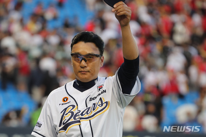 [서울=뉴시스] 권창회 기자 = 11일 서울 송파구 잠실야구장에서 열린 2023 프로야구 KIA 타이거스와 두산 베어스의 경기, 3대 2로 승리한 두산 이승엽 감독이 팬들에게 인사하고 있다. 2023.06.11. kch0523@newsis.com