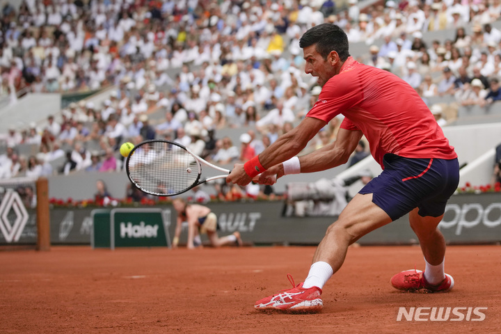 [파리=AP/뉴시스] 노바크 조코비치(3위·세르비아)가 11일(현지시각) 프랑스 파리의 스타드 롤랑가로스에서 열린 프랑스오픈 테니스 남자 단식 결승에서 카스페르 루드(4위·노르웨이)와 경기하고 있다. 조코비치는 루드를 3-0(7-6<7-1> 6-3 7-5)으로 완파하고 우승하며 메이저 대회 통산 최다 23회의 기록을 작성했다. 2023.06.12.