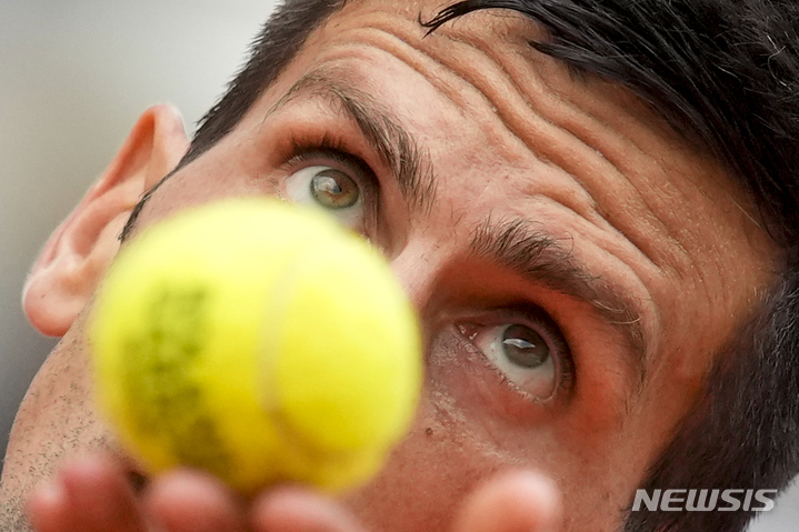 [파리=AP/뉴시스] 노바크 조코비치(3위·세르비아)가 11일(현지시각) 프랑스 파리의 스타드 롤랑가로스에서 열린 프랑스오픈 테니스 남자 단식 결승에서 카스페르 루드(4위·노르웨이)와 경기하고 있다. 조코비치는 루드를 3-0(7-6<7-1> 6-3 7-5)으로 완파하고 우승하며 메이저 대회 통산 최다 23회의 기록을 작성했다. 2023.06.12.