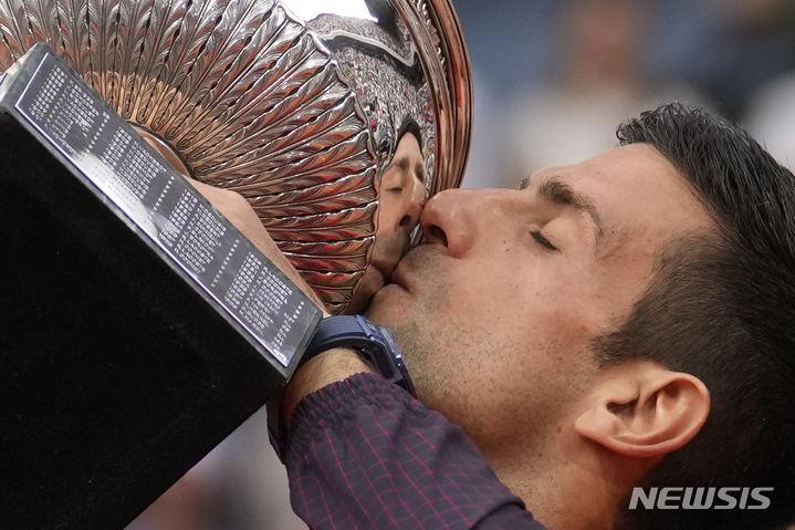 [파리=AP/뉴시스] 노바크 조코비치(3위·세르비아)가 11일(현지시각) 프랑스 파리의 스타드 롤랑가로스에서 열린 프랑스오픈 테니스 남자 단식 정상에 올라 트로피를 들고 입 맞추고 있다. 조코비치는 결승전에서 카스페르 루드(4위·노르웨이)를 3-0(7-6<7-1> 6-3 7-5)으로 완파하고 우승하며 메이저 대회 통산 최다 23회의 기록을 작성했다. 2023.06.12.