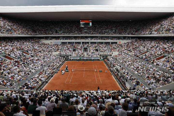 [파리=AP/뉴시스] 노바크 조코비치(3위·세르비아)가 11일(현지시각) 프랑스 파리의 스타드 롤랑가로스에서 열린 프랑스오픈 테니스 남자 단식 결승에서 카스페르 루드(4위·노르웨이)와 경기하고 있다. 조코비치는 루드를 3-0(7-6<7-1> 6-3 7-5)으로 완파하고 우승하며 메이저 대회 통산 최다 23회의 기록을 작성했다. 2023.06.12.