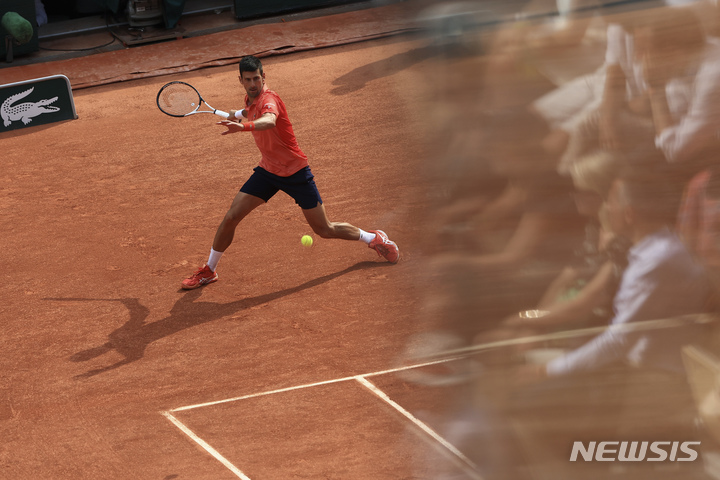 [파리=AP/뉴시스] 노바크 조코비치(3위·세르비아)가 11일(현지시각) 프랑스 파리의 스타드 롤랑가로스에서 열린 프랑스오픈 테니스 남자 단식 결승에서 카스페르 루드(4위·노르웨이)와 경기하고 있다. 조코비치는 루드를 3-0(7-6<7-1> 6-3 7-5)으로 완파하고 우승하며 메이저 대회 통산 최다 23회의 기록을 작성했다. 2023.06.12.