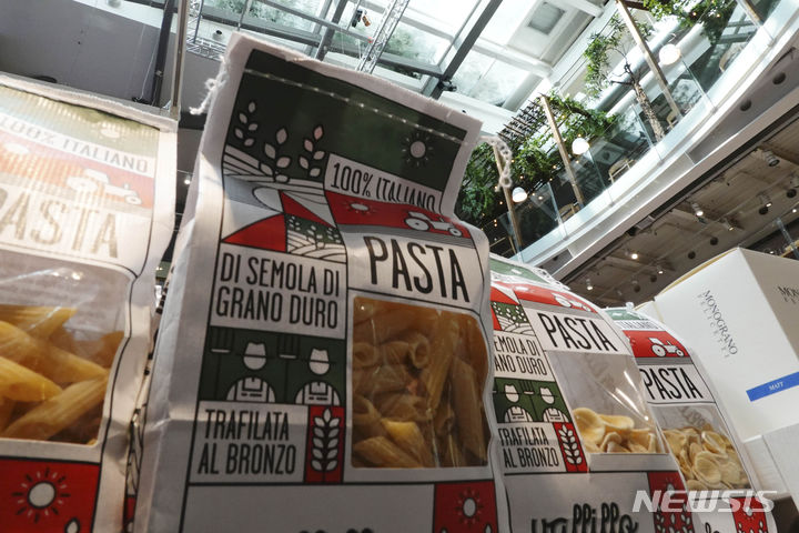 [밀라노(이탈리아)=AP/뉴시스]이탈리아 북부 밀라노의 한 슈퍼마켓에 파스타가 진열돼 있다.&nbsp; 미국의 트럼프대통령은 지난 12월 31일 발표한 관세 관련 정책에서 이탈리아의 파스타 에 대한&nbsp; 107% 덤핑 관세를 최저 2%대까지 낮추고 1월 2일 실시 날짜도 3월로 연기했다. 2026.01.02.&nbsp;&nbsp; 
