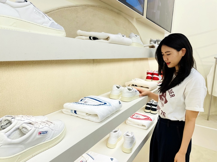 '오트리' 매장에서 고객이 스니커즈를 보는 모습(사진=롯데백화점 제공) *재판매 및 DB 금지