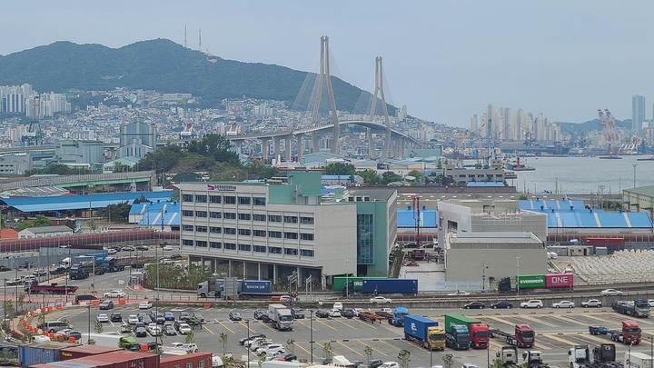 [부산=뉴시스] 12일 오후 개관식을 갖는 ‘부산지식산업센터 우암점’ 전경(사진=부산시 제공)