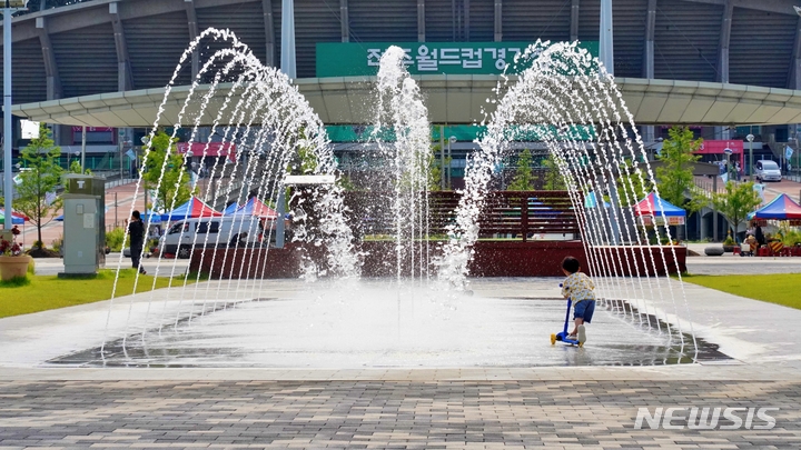 [전주=뉴시스]윤난슬 기자 = 전북 전주시설공단은 무더위에 지친 시민들이 더위를 식힐 수 있도록 전주월드컵경기장 바닥분수를 본격 운영한다고 12일 밝혔다.(사진=전주시설공단 제공) 