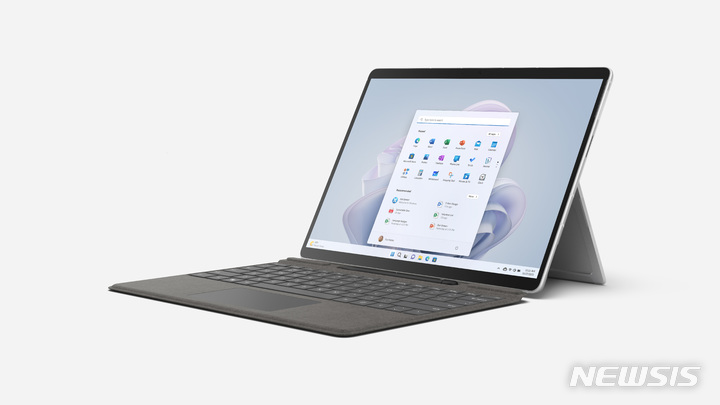 [서울=뉴시스]KT는 공식 온라인몰 KT샵에서 마이크로소프트(MS)의 '서피스 프로9 5G'를 공식 출시한다고 12일 밝혔다. (사진=KT 제공)