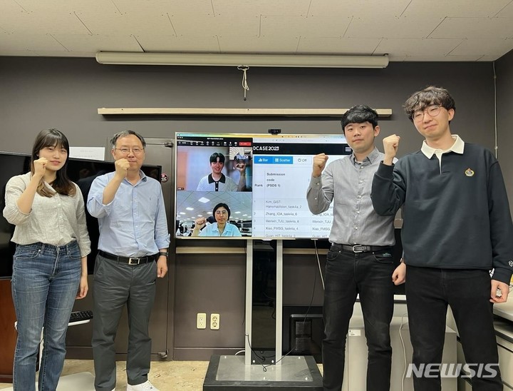 [광주=뉴시스]왼쪽부터 지스트 송윤아 학생, 김홍국 교수, 김지원·손상원 학생. 화면 위 송일훈 환화비전 연구원, 아래 임정은 한화비전 수석연구원.