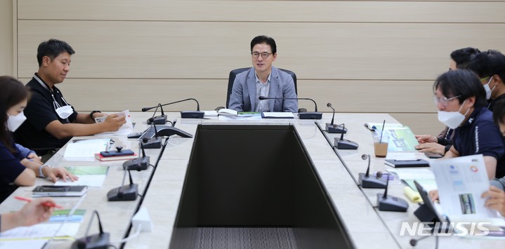 [서울=뉴시스] 지난해 열린 골프존 ESG위원회에서 최덕형 위원장(가운데)과 위원들이 지속가능경영 강화 방안에 대해 논의하고 있다. (사진=골프존 제공) 2023.06.12. photo@newsis.com