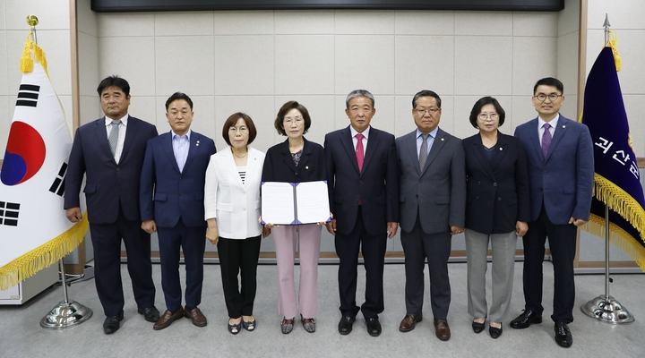 [괴산=뉴시스] 꿀벌 실종에 따른 대책 마련 촉구 건의문 채택. (사진=괴산군의회 제공) photo@newsis.com *재판매 및 DB 금지