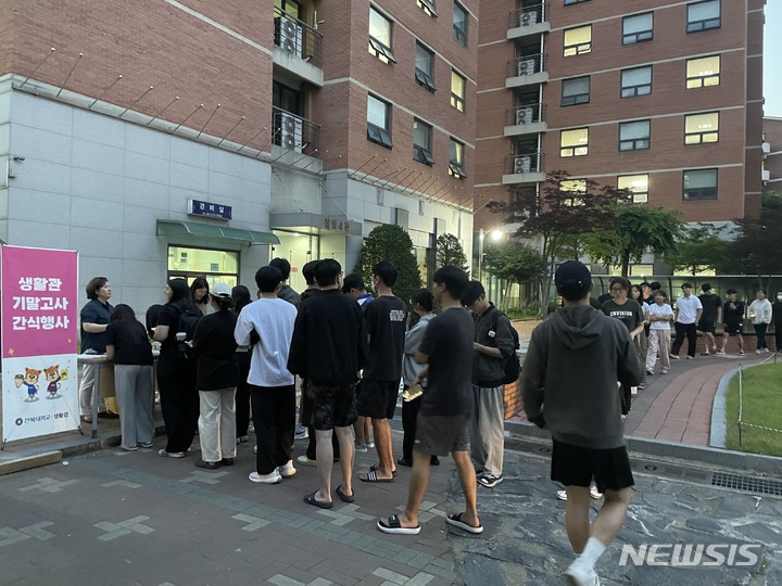 [전주=뉴시스]윤난슬 기자 = 전북대학교 생활관은 생활관 거주 학생을 대상으로 '기말시험 간식 나눔 행사'를 진행해 큰 호응을 얻었다고 12일 밝혔다.(사진=전북대 제공)