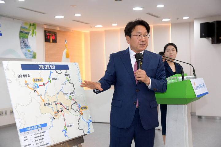 [광주=뉴시스] 강기정 광주시장이 12일 오전 시청 중회의실에서 가뭄·홍수·폭염 안심도시 광주추진계획을 발표하고 있다. (사진 = 광주시 제공) *재판매 및 DB 금지