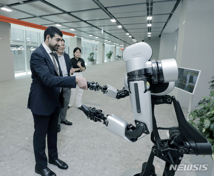 [서울=뉴시스]네이버는 12일 아랍에미레이트(UAE)의 토후국 중 하나인 샤르자에미리트의 셰이크 사우드 왕자가 네이버 제2사옥(테크 컨버전스 빌딩) 1784를 방문해 생성형 인공지능(AI) 관련 포괄적 대담을 가졌다고 밝혔다. 사진은 경기도 성남시 네이버 1784를 방문해 네이버의 첨단 기술 테크 컨버전스 사례를 체험 중인 셰이크 사우드 술탄 빈 모하메드 알 카시미 왕자 등 샤르자 왕실 고위대표단 일행.