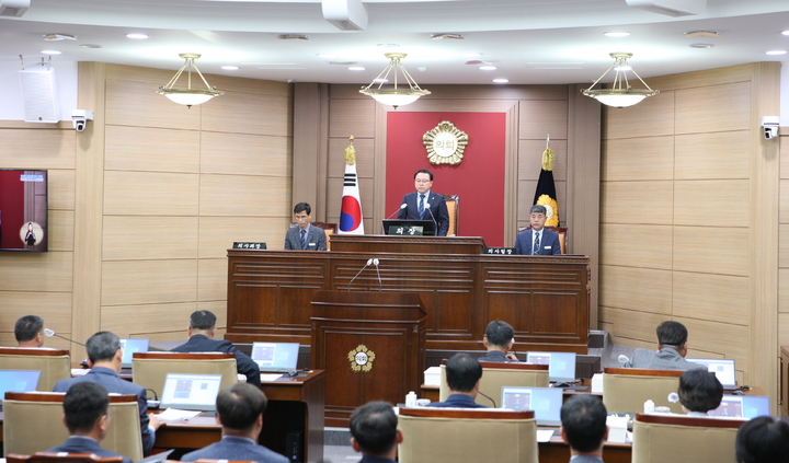 12일 개회한 임실군의회 제329회 정례회 제1차 본회의, 이성재 의장이 개회사를 하고 있다. *재판매 및 DB 금지