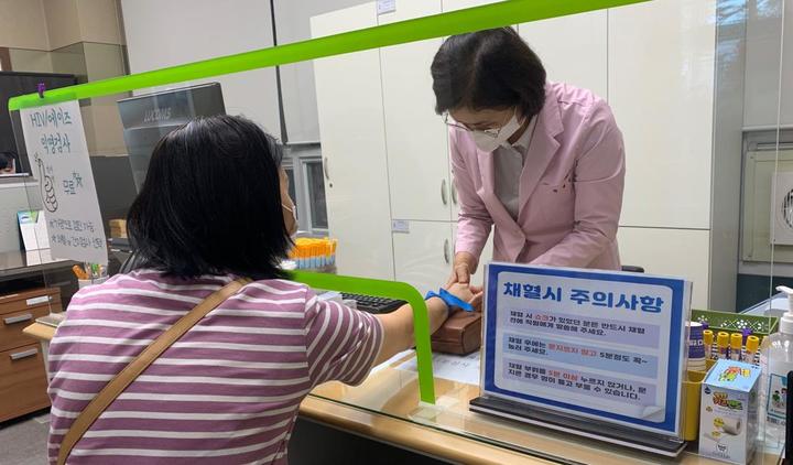 충남 논산에 거주하는 한 외국인인 논산시보건소에서 검진을 받는 장면. 2023. 06. 12 논산시 *재판매 및 DB 금지