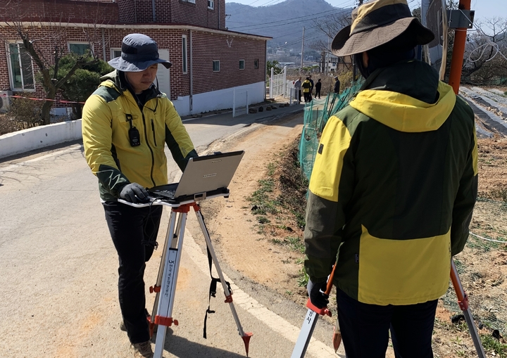 [인천=뉴시스] 마을안길 미불용지 보상을 위해 강화군 관계자들이 도로 측량을 하고 있다. (사진=강화군 제공) *재판매 및 DB 금지