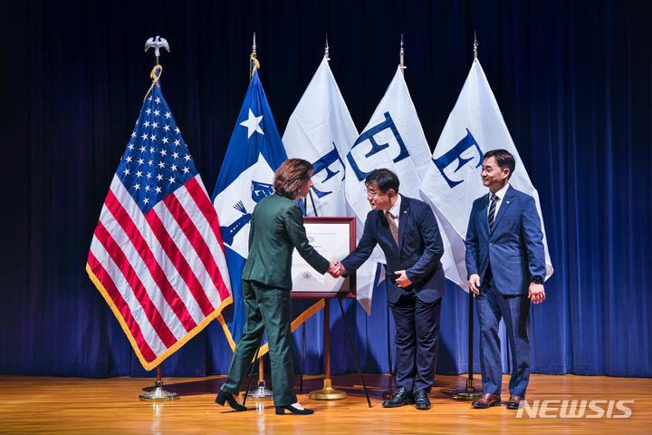 [서울=뉴시스]오스템임플란트는 지난 6일(현지시간) 미국 법인(Hiossen Inc)이 미국 워싱턴 D.C에 위치한 미 상무부 정부 청사에서 조 바이든 미국 대통령 명의의 '2023 President’s ‘E’ Awards(프레지던트 E 어워드상)'를 받았다. (사진= 오스템임플란트 제공) 2023.06.12. photo@newsis.com.