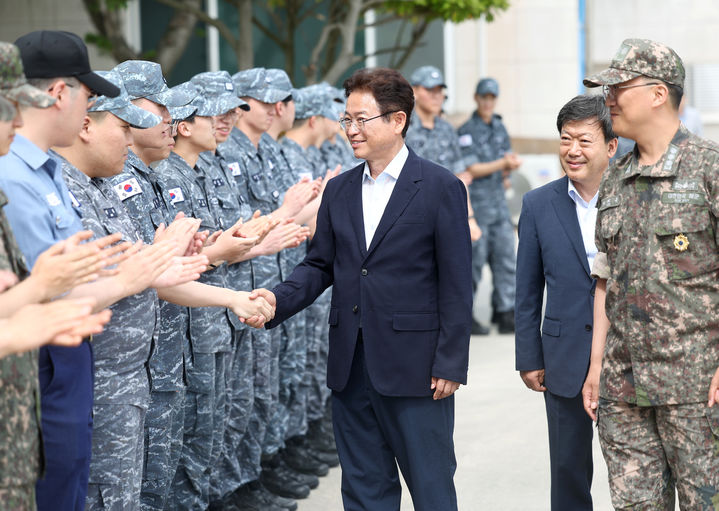 [안동=뉴시스] 이철우 경북지사가 12일 울릉도의 해군 118전대를 방문해 병사들을 격려하고 있다. (사진=경북도 제공) 2023.06.12 *재판매 및 DB 금지