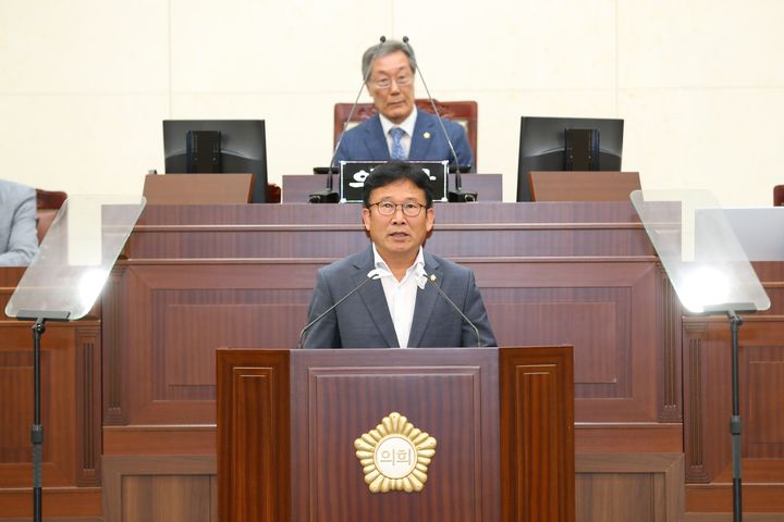 안동시의회 김순중 의원이 '안동시농수산물도매시장 운영에 관한 행정사무조사' 발의에 대해 제안설명하고 있다. (사진=안동시의회 제공) *재판매 및 DB 금지